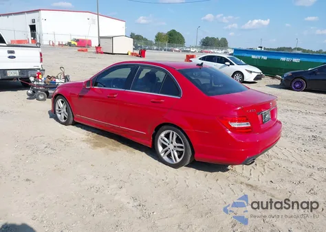 2013 Mercedes-Benz C 250 Sport z USA, uszkodzony, nr VIN WDDGF4HB5DR272495